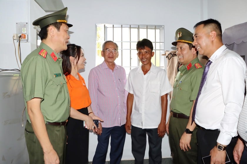 Lãnh đạo các cấp trên địa bàn tỉnh Bạc Liêu, thăm hỏi gia đình ông Nguyễn Văn Bi (ngụ ấp Phước Hòa Tiền, thị trấn Phước Long, huyện Phước Long, tỉnh Bạc Liêu).