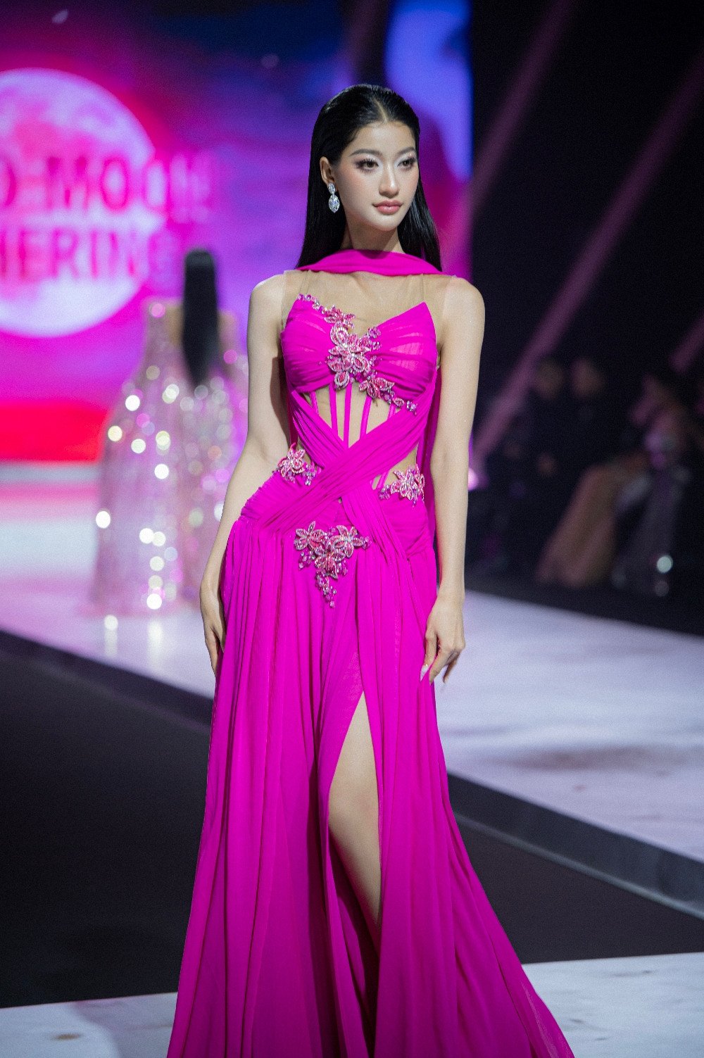 Hoa hậu H'Hen Niê mang bầu 4 tháng vẫn catwalk thần thái - Ảnh 11.