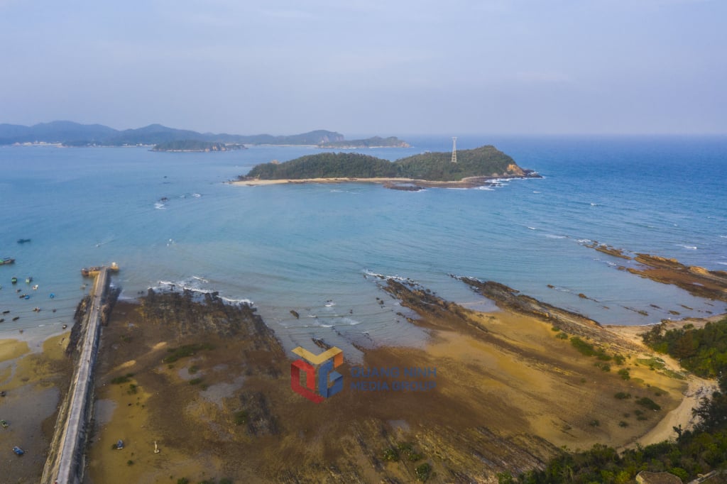Bãi đá ven biển đẹp như bức tranh