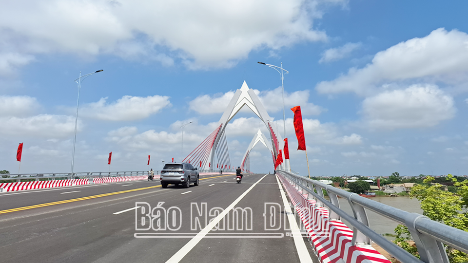 Cầu Thiên Trường vượt sông Đào - điểm nhấn mới về cảnh quan, kiến trúc của thành phố Nam Định.