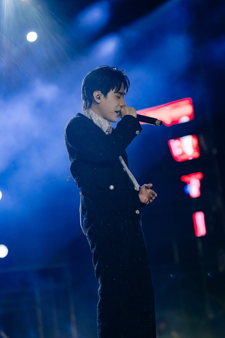 Quang Hùng được biết đến là nghệ sĩ đa năng: sáng tác, hát live, phối khí và trình diễn đều thuần thục. Tên tuổi anh thực sự bùng nổ với bản hit "Dễ đến dễ đi" – ca khúc viral tại Thái Lan, sau đó lan sang nhiều quốc gia châu Á như Campuchia, Lào, Trung Quốc… với hàng trăm triệu lượt xem trên các nền tảng mạng xã hội.