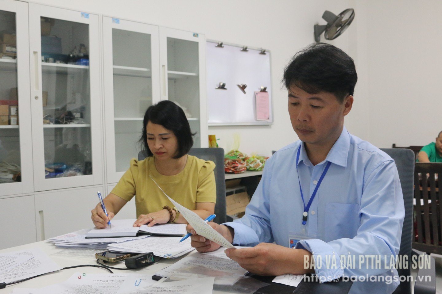 Thành viên đoàn kiểm tra kiểm tra các hồ sơ, giấy tờ liên quan