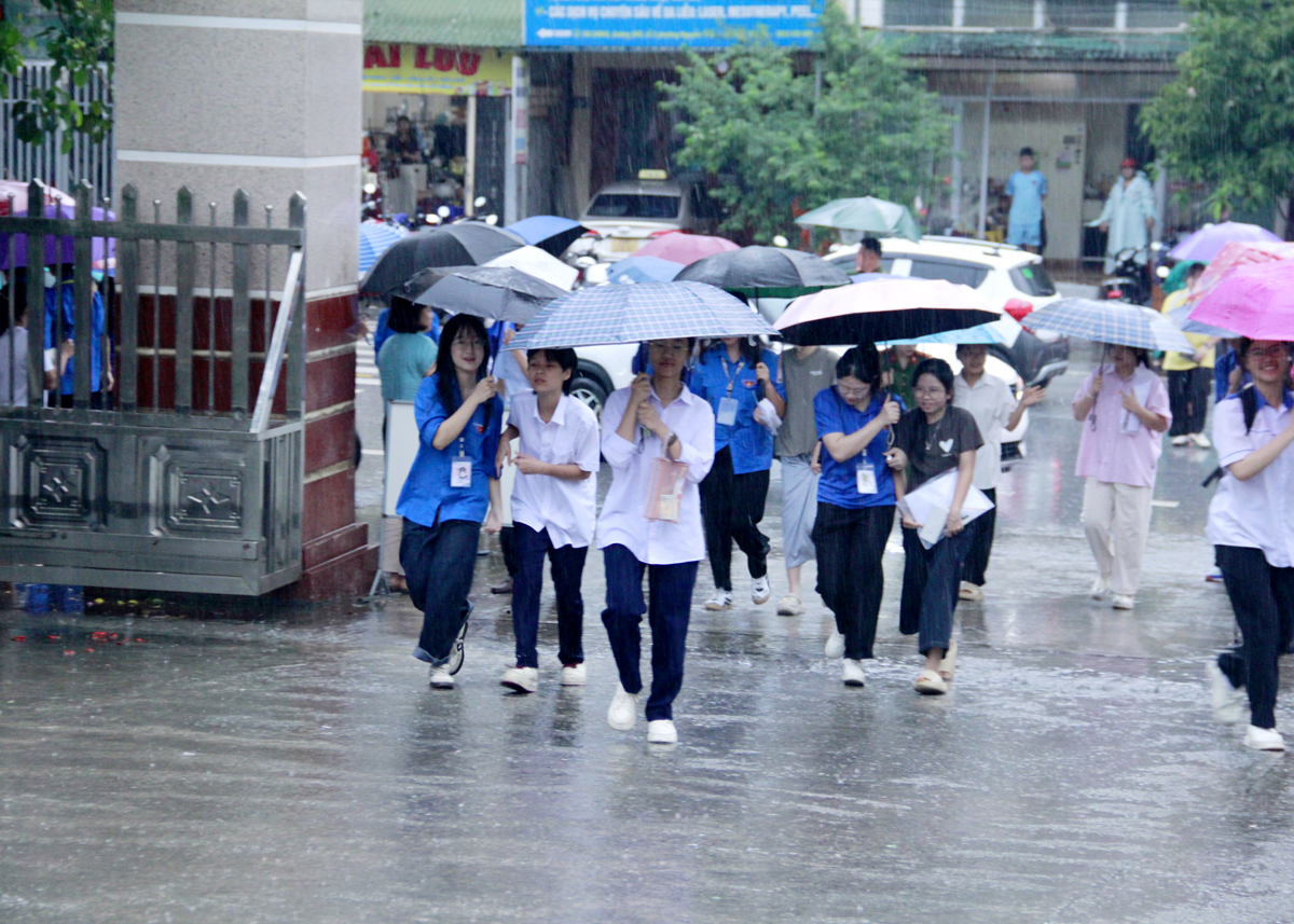 Các thí sinh có mặt tại Hội đồng thi Trường THPT Chuyên từ sáng sớm.