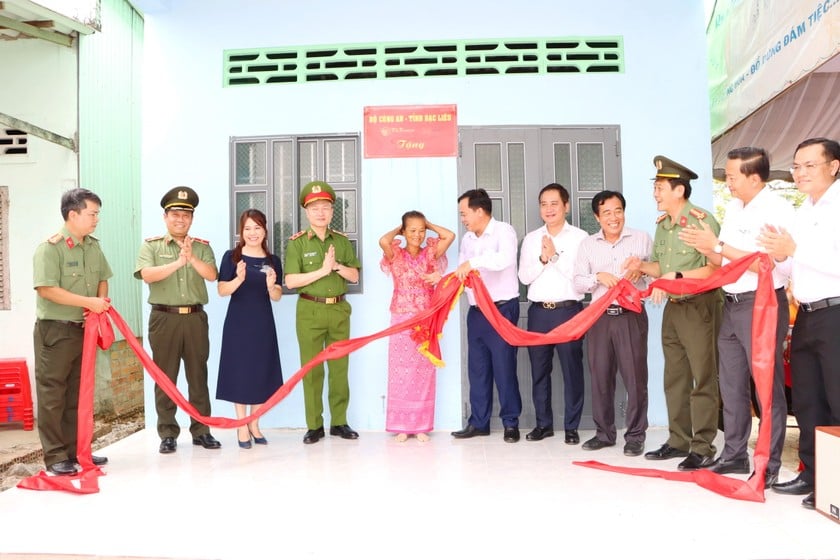 Lãnh đạo Bộ Công an, lãnh đạo Tỉnh ủy, UBND tỉnh và Công an tỉnh Bạc Liêu thực hiện nghi thức bàn giao căn nhà cho gia đình bà Sơn Sà Qui (Ngụ ấp Cả Vĩnh, xã Hưng Hội, huyện Vĩnh Lợi, tỉnh Bạc Liêu).