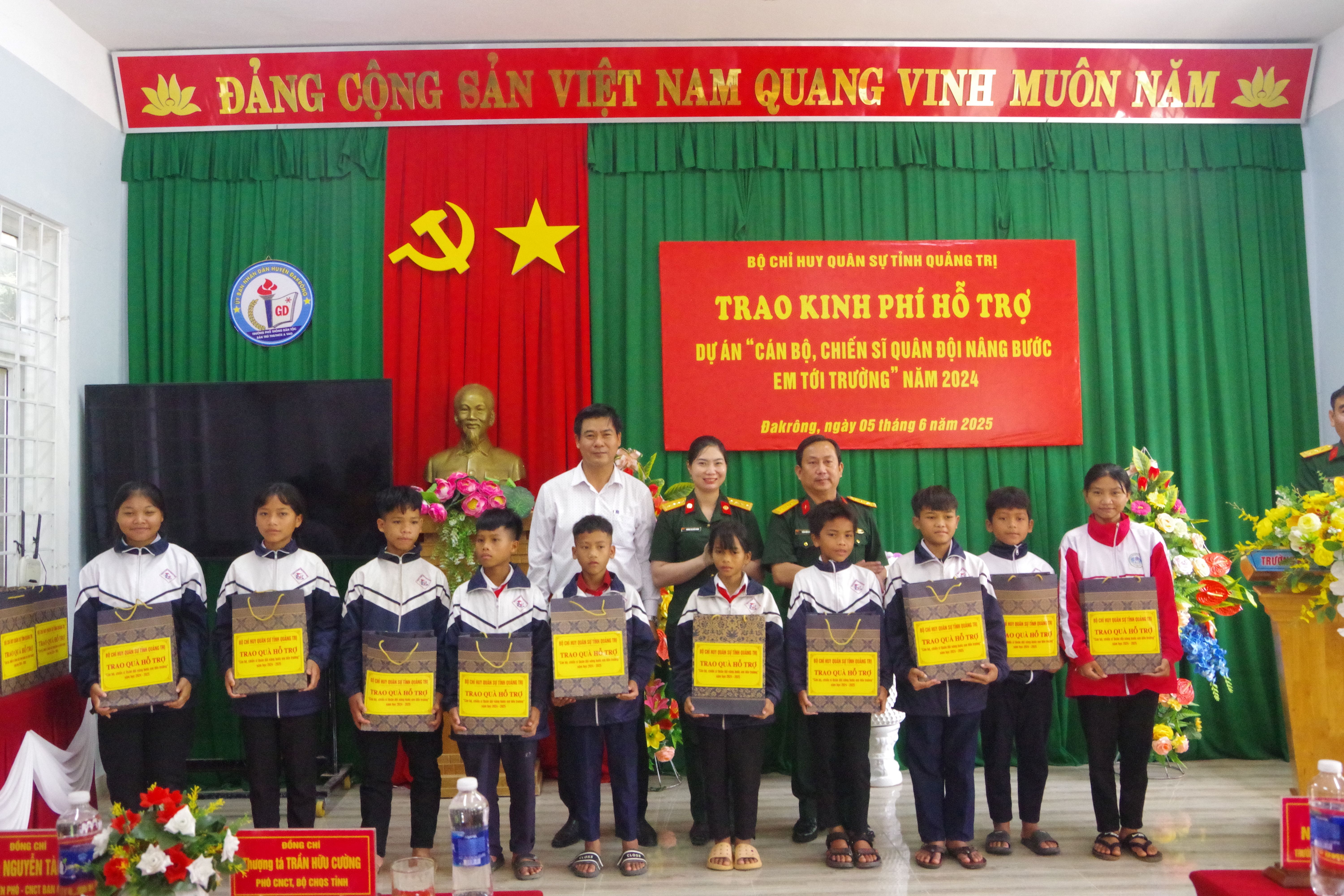 Trao kinh phí hỗ trợ học sinh miền núi