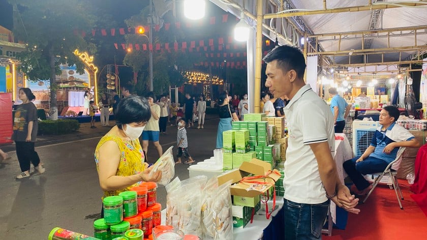 ...với trên 100 gian hàng sản phẩm làng nghề và nông sản thực phẩm an toàn, sản phẩm OCOP các vùng miền.