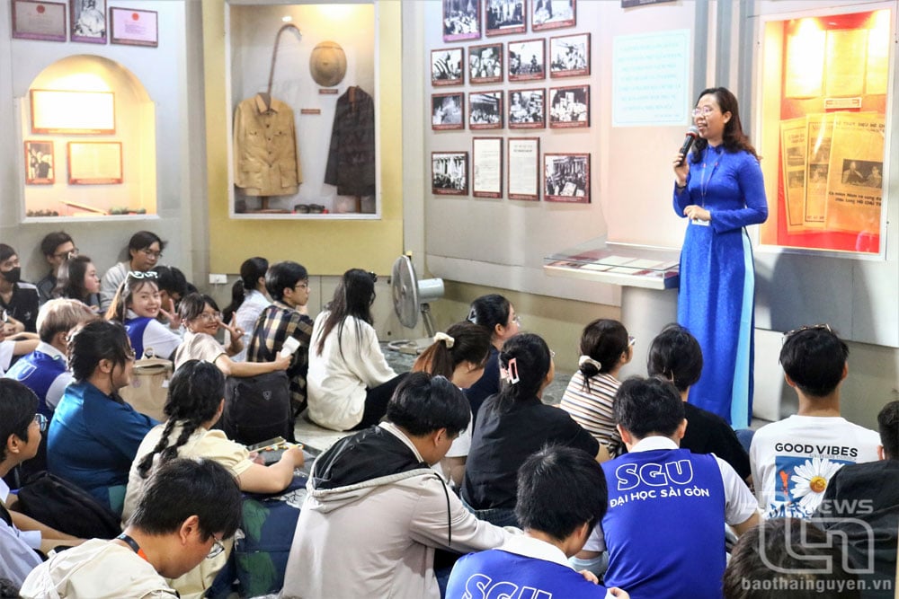 Các bạn trẻ nghe hướng dẫn viên kể về cuộc đời, sự nghiệp cách mạng của Chủ tịch Hồ Chí Minh.