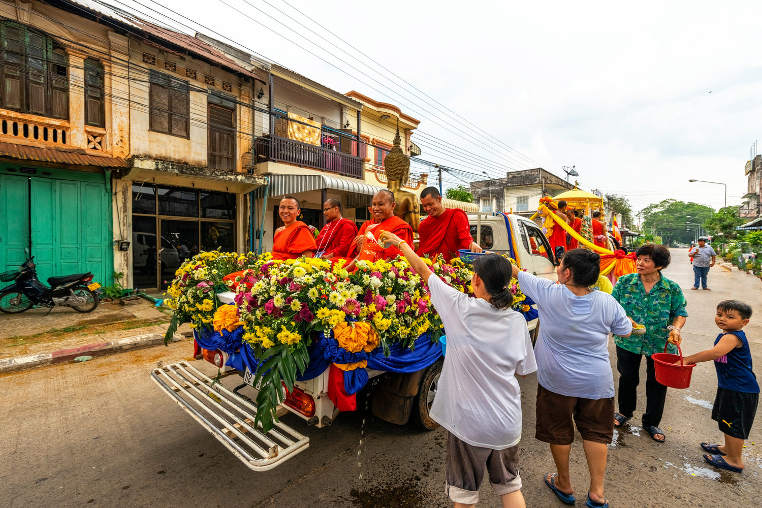 ពិធីបុណ្យស្រោចទឹក - រូបភាពវប្បធម៌ចម្រុះពណ៌