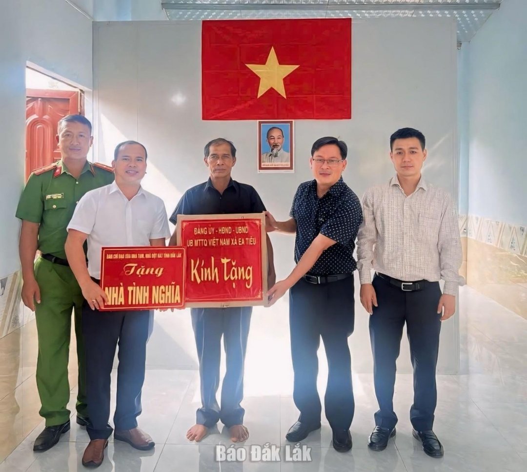 ទី