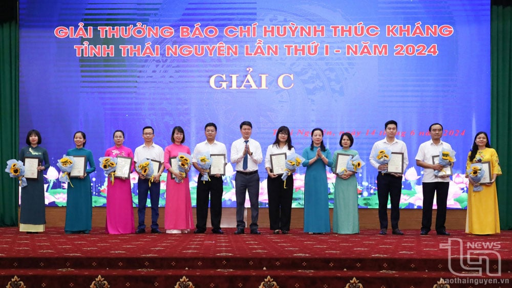 Các tác giả, nhóm tác giải đoạt giải C tại Giải thưởng Báo chí Huỳnh Thúc Kháng tỉnh Thái Nguyên lần thứ nhất - năm 2024.