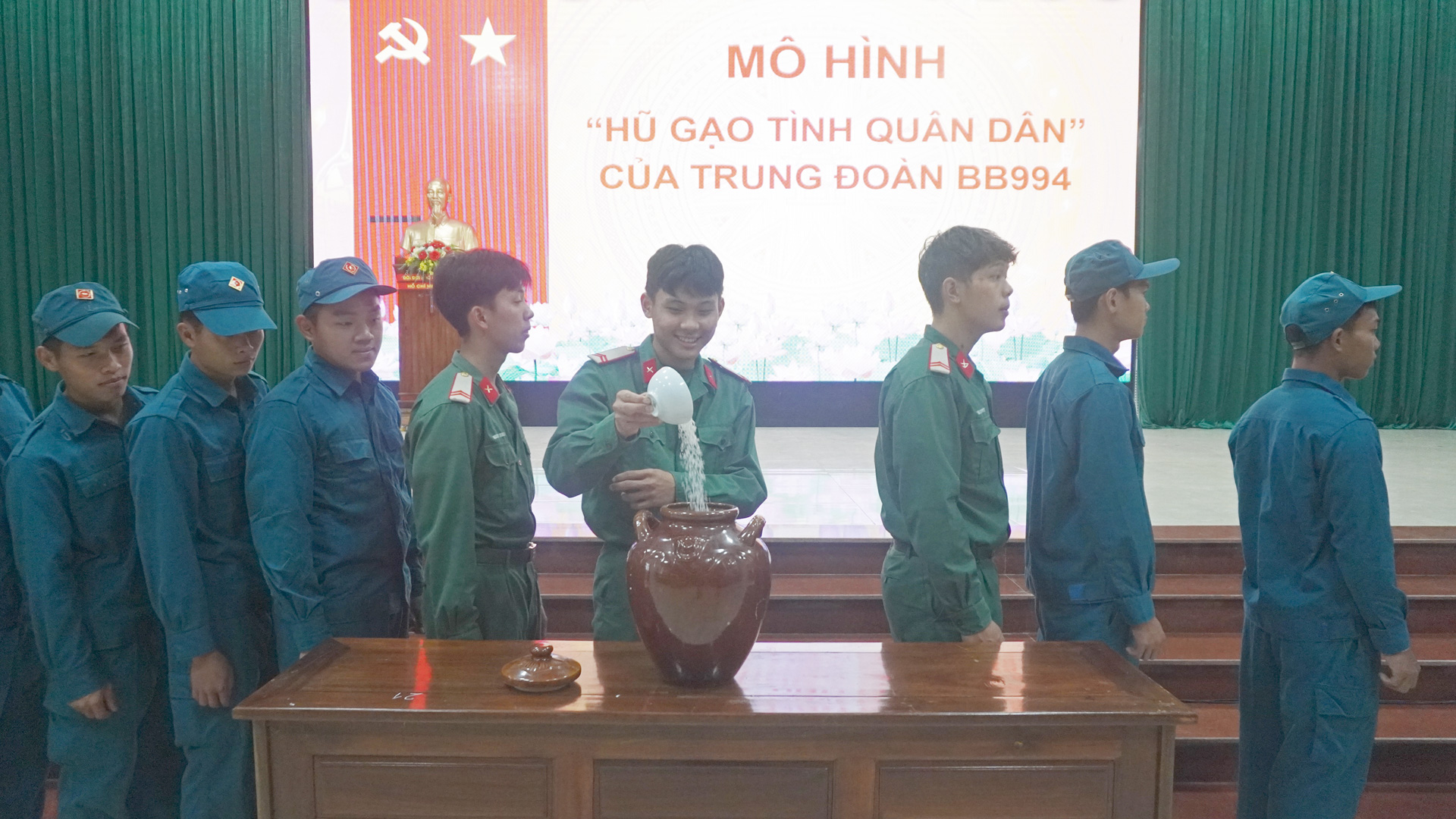 Hàng ngày, mỗi cán bộ, chiến sĩ tại Trung đoàn Bộ binh 994 đều tự nguyện 
trích một phần gạo trong tiêu chuẩn ăn của mình để góp vào “Hũ gạo tình quân - dân”