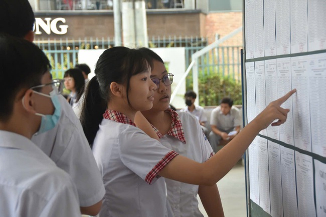 Thí sinh làm thủ tục dự thi lớp 10, đón xem giải đề thi- Ảnh 11.