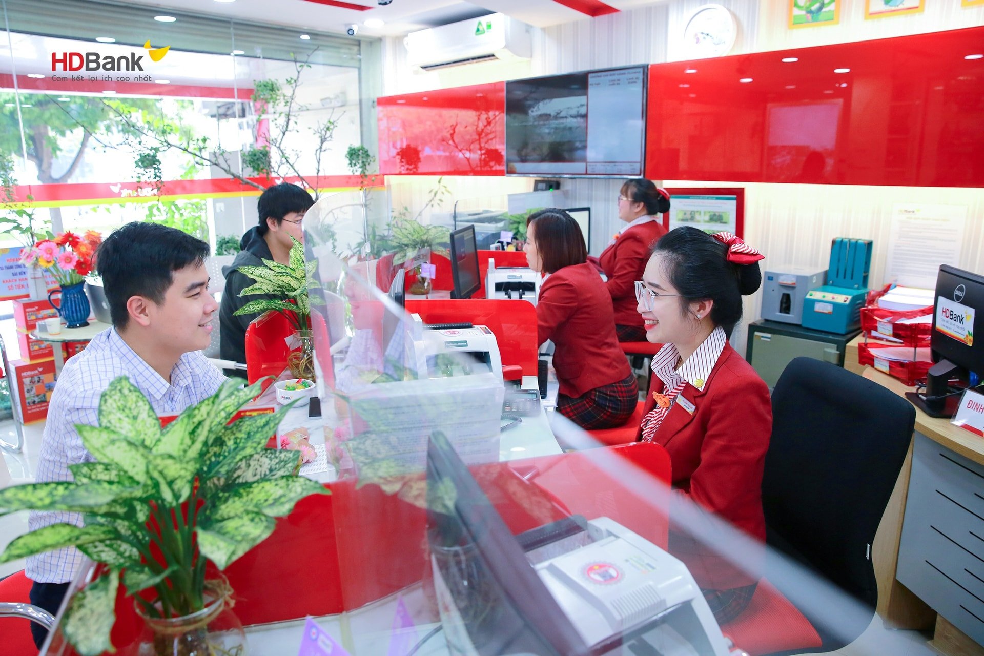 HDBank ocupa la tercera posición entre los bancos cotizados más prestigiosos y eficaces de Vietnam.