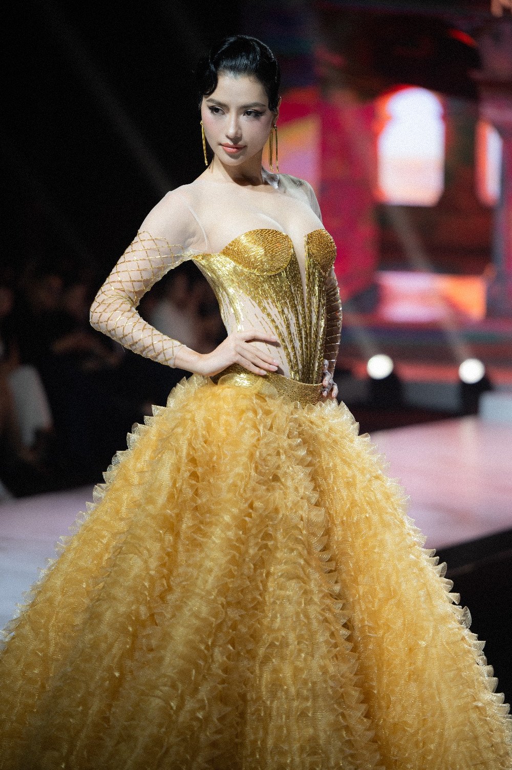 Hoa hậu H'Hen Niê mang bầu 4 tháng vẫn catwalk thần thái - Ảnh 8.
