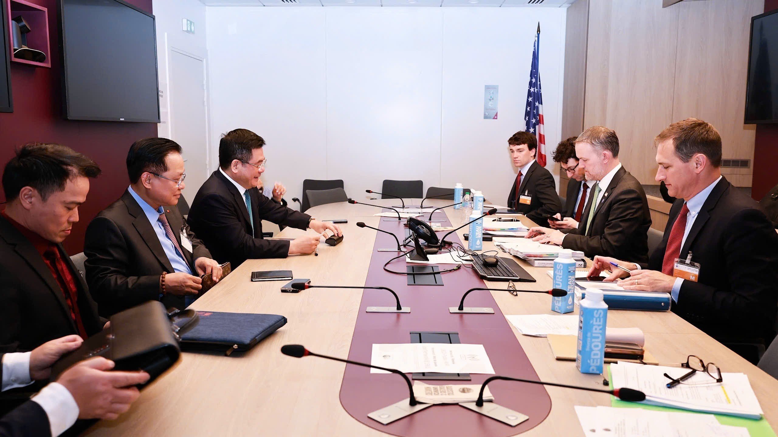Ministerial-level negotiation session between Minister of Industry and Trade Nguyen Hong Dien, Head of the Vietnamese Government's negotiation delegation, and US Trade Representative Jamieson Greer, Head of the US negotiation delegation. Photo: VNA