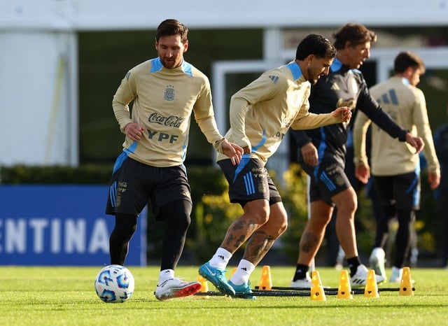 Messi vừa đến Chile đã xảy ra sự cố - Ảnh 1.