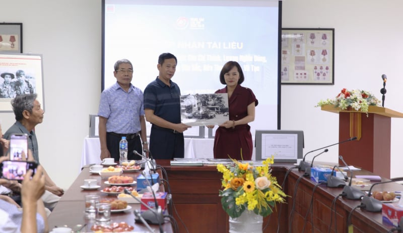 Trao tặng cơ quan lưu trữ quốc gia loạt ảnh, tư liệu quý của nhiều phóng viên chiến trường -0