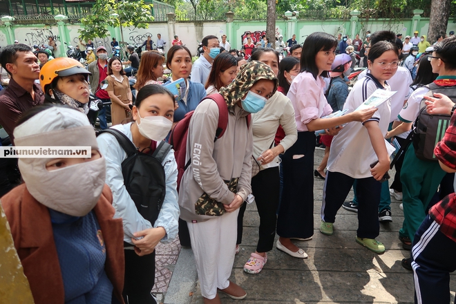 Chùm ảnh: Hơn 76.000 thí sinh tại TPHCM làm thủ tục dự thi vào lớp 10- Ảnh 10.