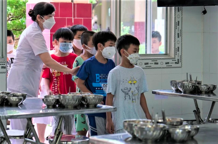 Hà Nội chi hơn 3.000 tỉ đồng hỗ trợ bữa trưa cho 768.000 học sinh tiểu học- Ảnh 1.
