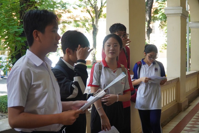 Thí sinh làm thủ tục dự thi lớp 10, đón xem giải đề thi- Ảnh 5.