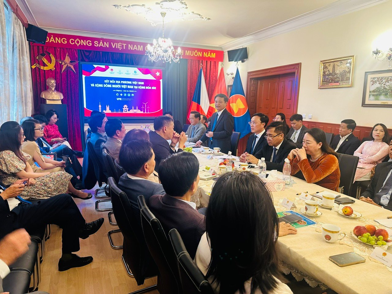 Phó Chủ tịch thường trực UBND tỉnh Lê Tấn Hổ kêu gọi kiều bào, doanh nghiệp đầu tư về Phú Yên. Ảnh: MỸ LUẬN