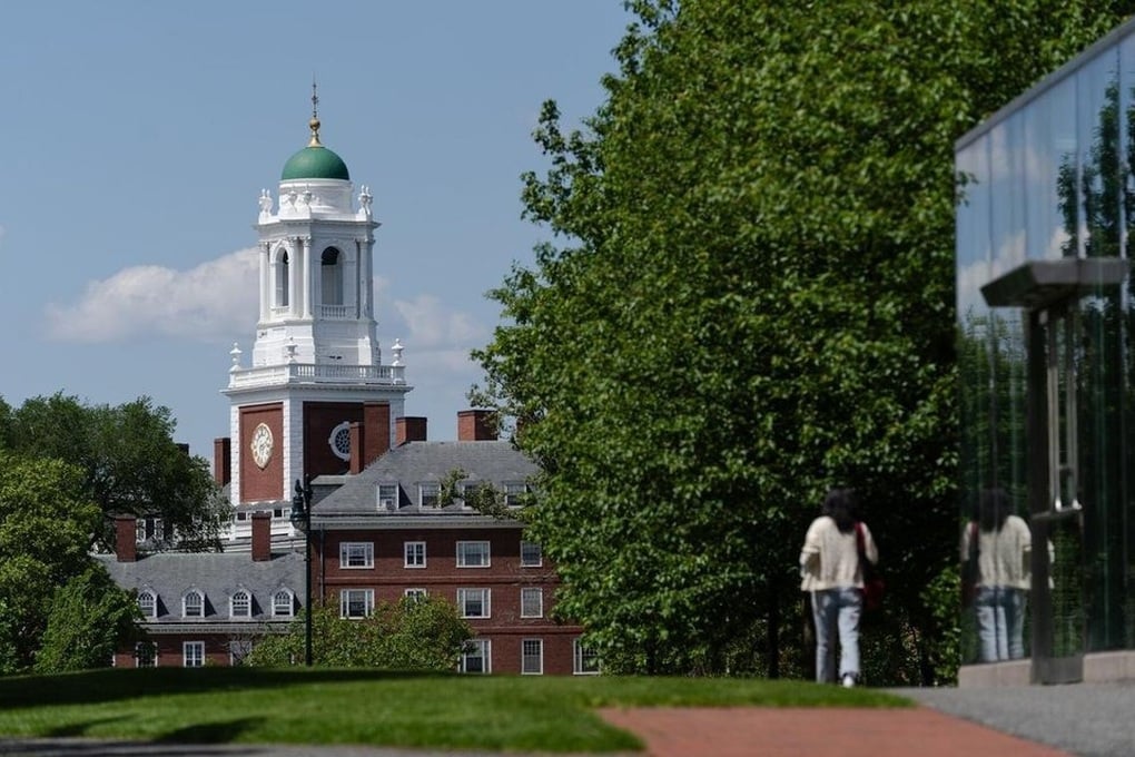 Tổng thống Mỹ Donald Trump ký sắc lệnh hạn chế visa du học Harvard - 1