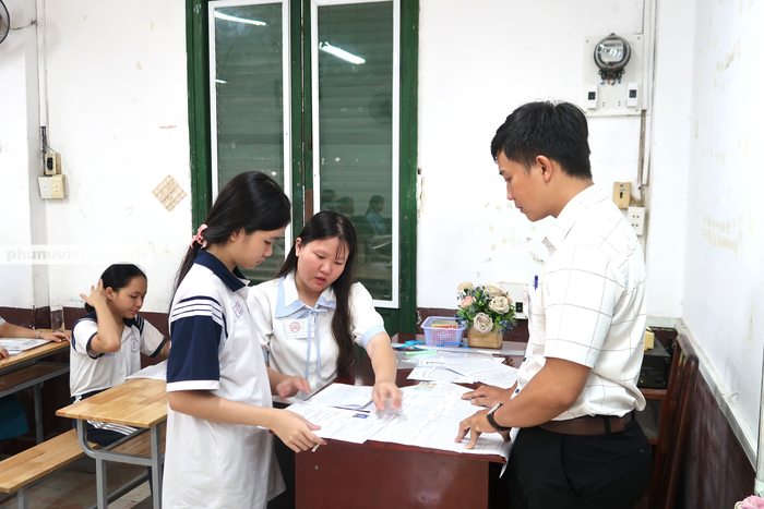 Chùm ảnh: Hơn 76.000 thí sinh tại TPHCM làm thủ tục dự thi vào lớp 10- Ảnh 7.