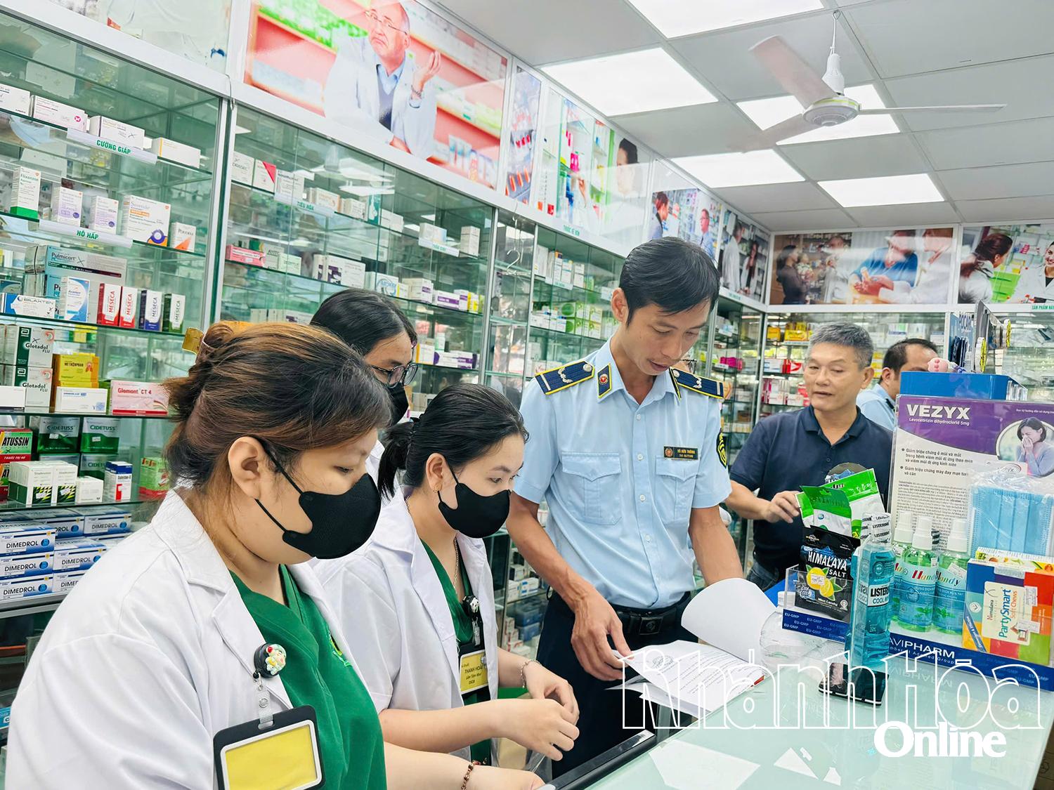 Lực lượng quản lý thị trường tỉnh kiếm tra một cơ sở kinh doanh thuốc ở Nha Trang