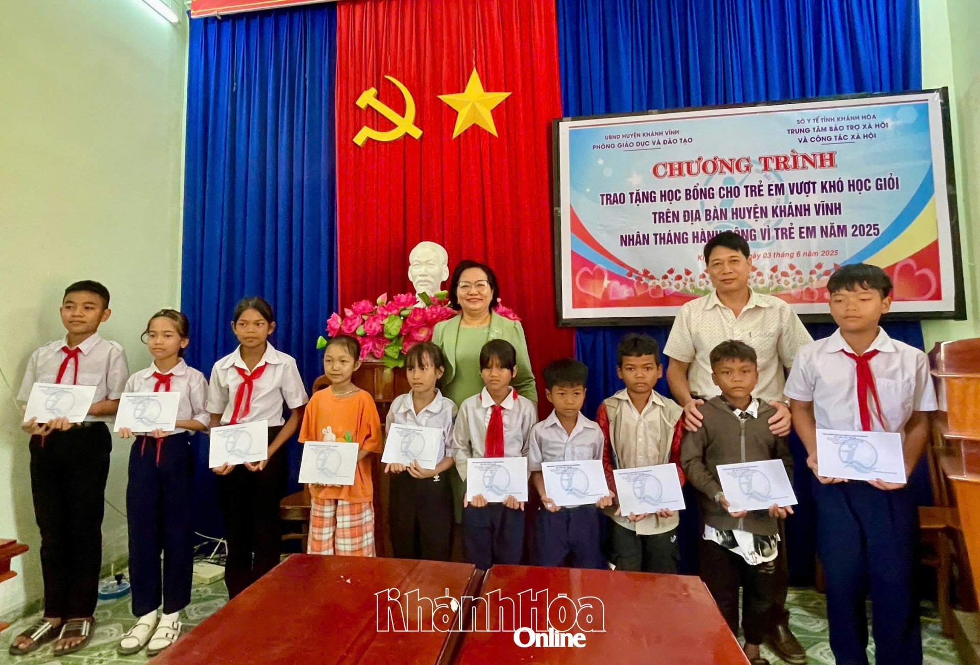 Lãnh đạo Trung tâm Bảo trợ xã hội và Công tác xã hội tỉnh trao học bổng cho trẻ em huyện Khánh Vĩnh.