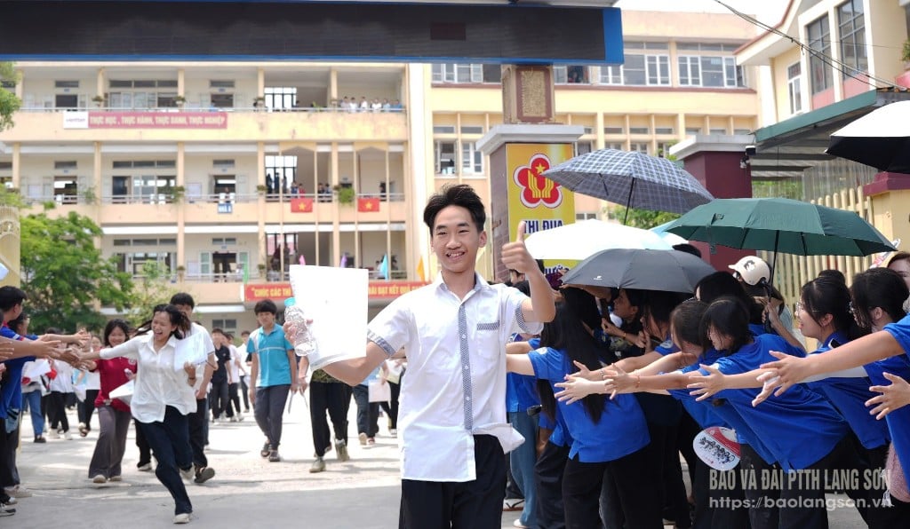 Kandidaten der Chu Van An High School for the Gifted, Lang Son City, haben die Literaturprüfung abgeschlossen.