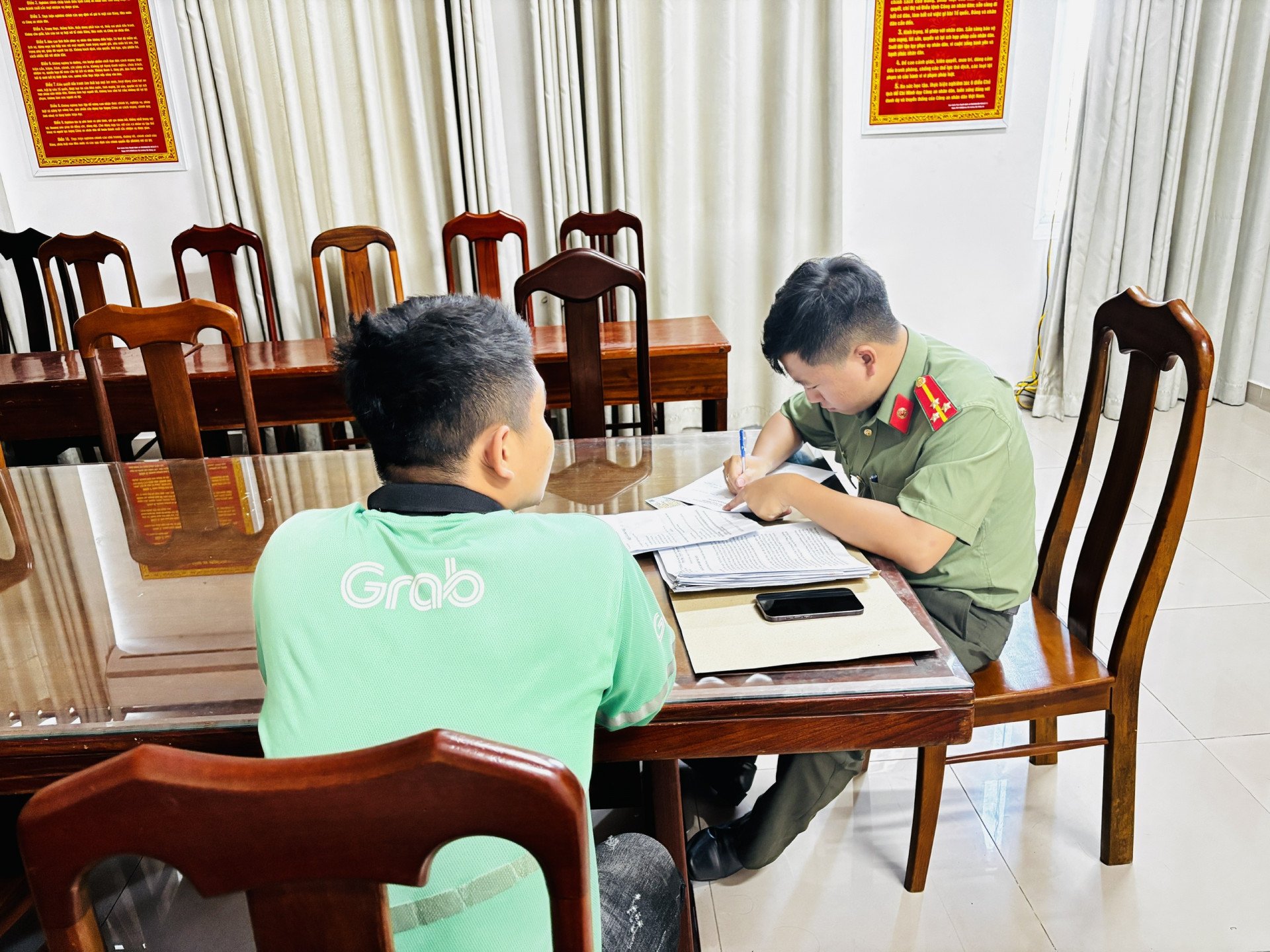 Ông T.V.Q.H làm việc với Phòng An ninh mạng và phòng, chống tội phạm sử dụng công nghệ cao, Công an tỉnh Khánh Hòa.