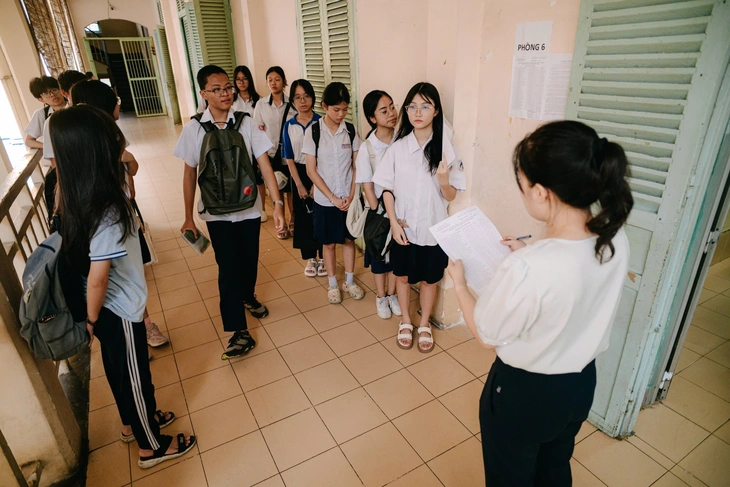 Hơn 70.000 thí sinh TP.HCM làm thủ tục thi lớp 10: Những lưu ý của giám thị đối với thí sinh - Ảnh 3.