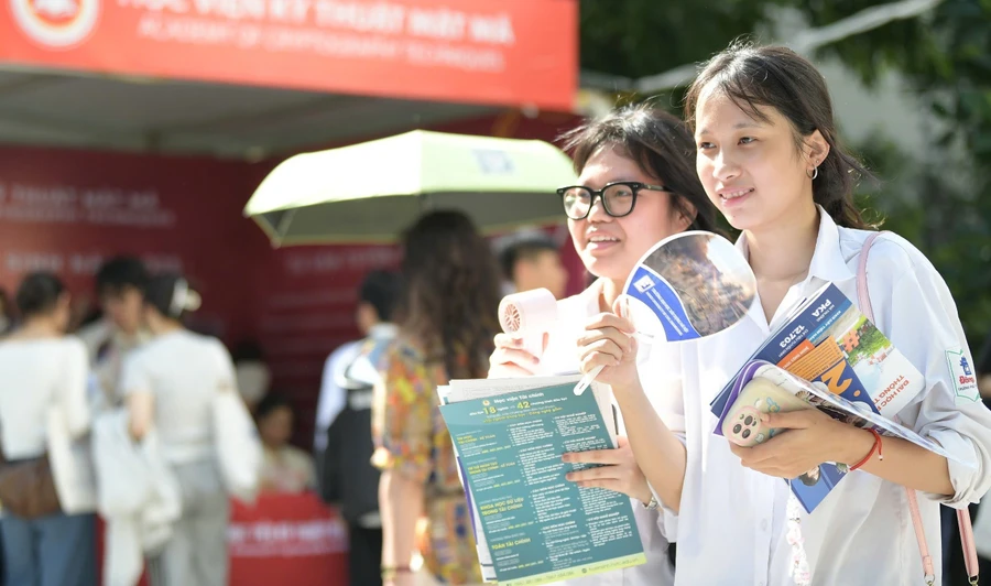 Thí sinh tham gia Ngày hội tư vấn tuyển sinh năm 2025. Ảnh: Dương Triều