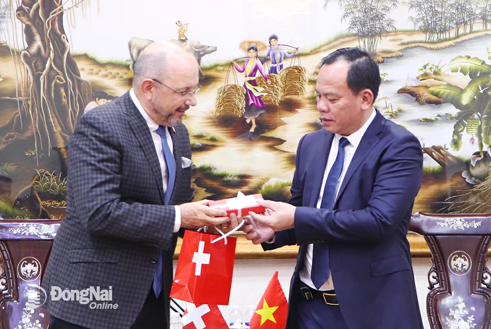 Đại sứ Thụy Sỹ tại Việt Nam tặng quà lưu niệm Chủ tịch UBND tỉnh Võ Tấn Đức. Ảnh: Ngọc Liên
