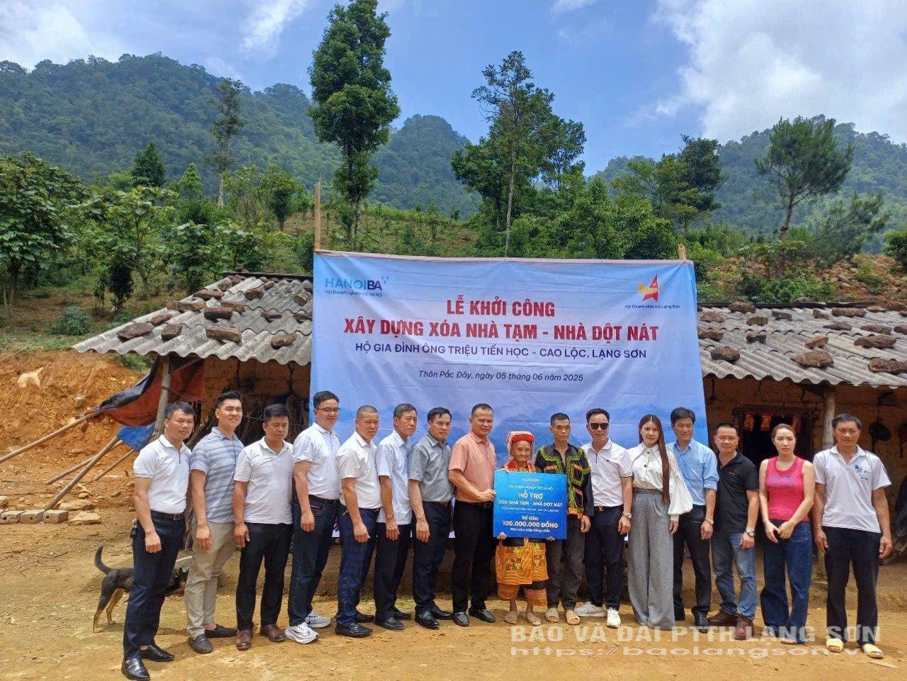 lãnh đạo Hội Doanh nhân trẻ thành phố Hà Nội trao biển kinh phí hỗ trợ xóa nhà tạm nhà dột nát