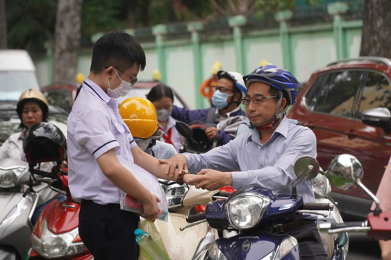 Ba mẹ luôn sát cánh cùng con! - Ảnh 1.