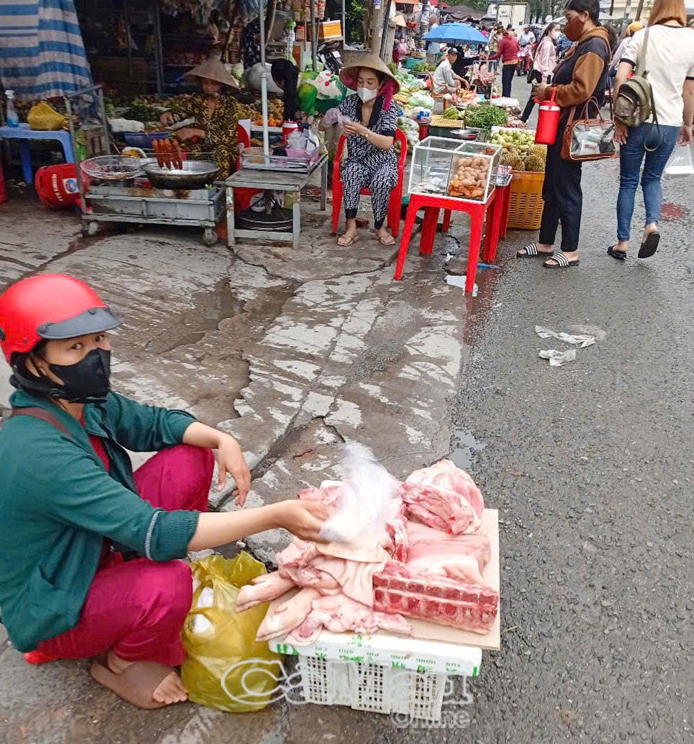 03- Photo : (n° 29), les consommateurs devraient choisir d'acheter des aliments propres, mis en quarantaine et de marque pour garantir l'hygiène et la sécurité de la santé de leur famille.