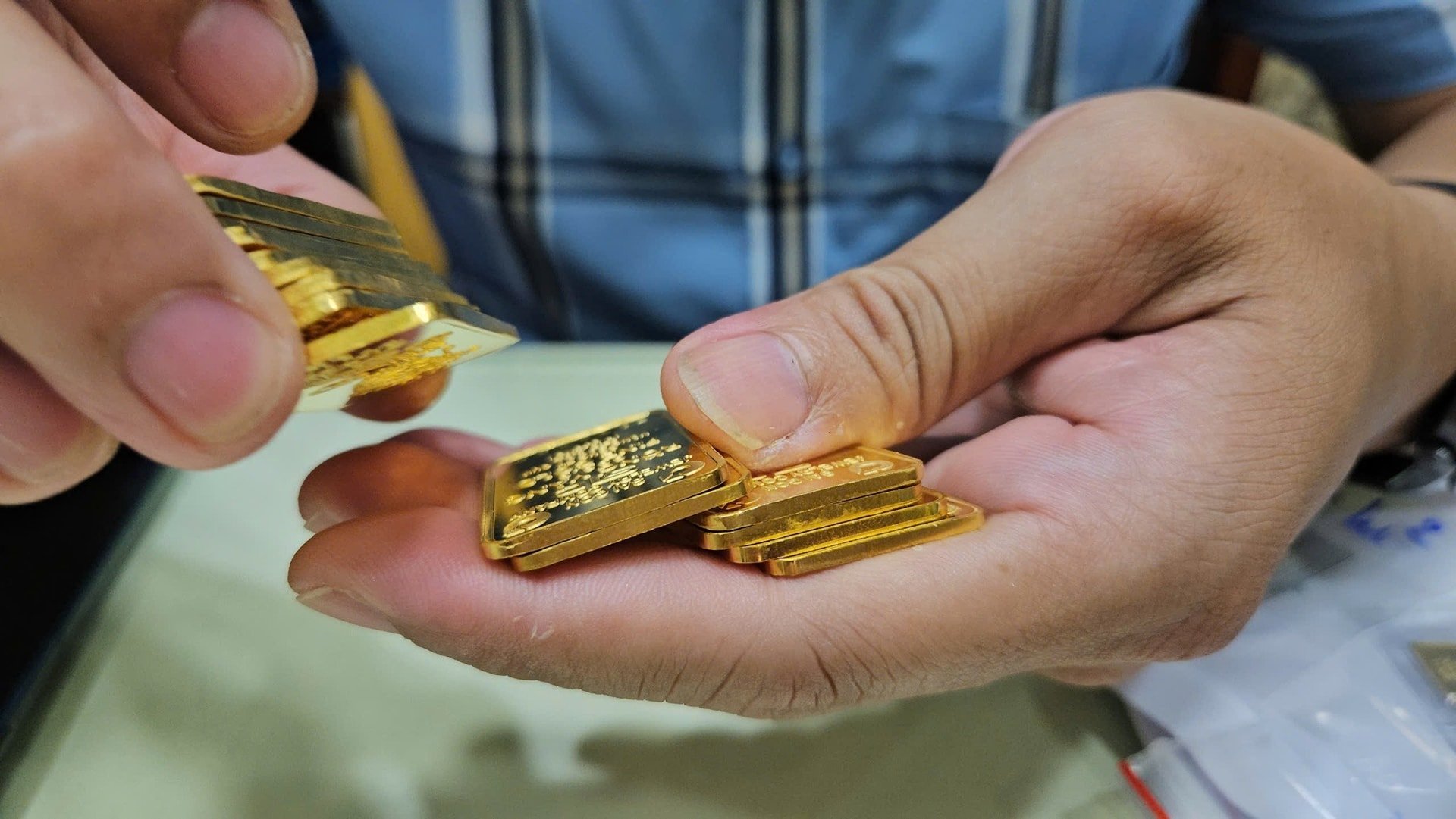 Goldpreis heute Nachmittag 5 6 2025 Inländischer Goldpreis steigt weiter um fast 1 Million VND, Weltgoldpreis bei fast 3400 USD