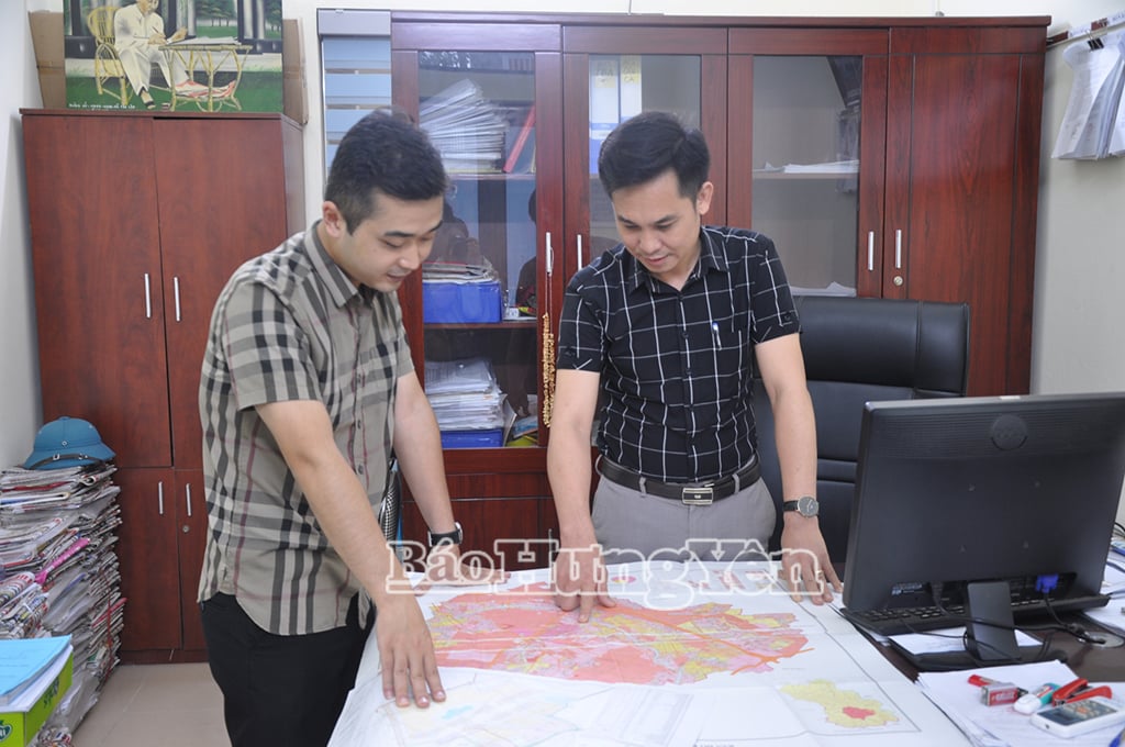 Lãnh đạo và công chức địa chính thị trấn Yên Mỹ kiểm tra, rà soát hồ sơ sử dụng đất của các hộ nằm trong phạm vi GPMB các dự án trên địa bàn thị trấn