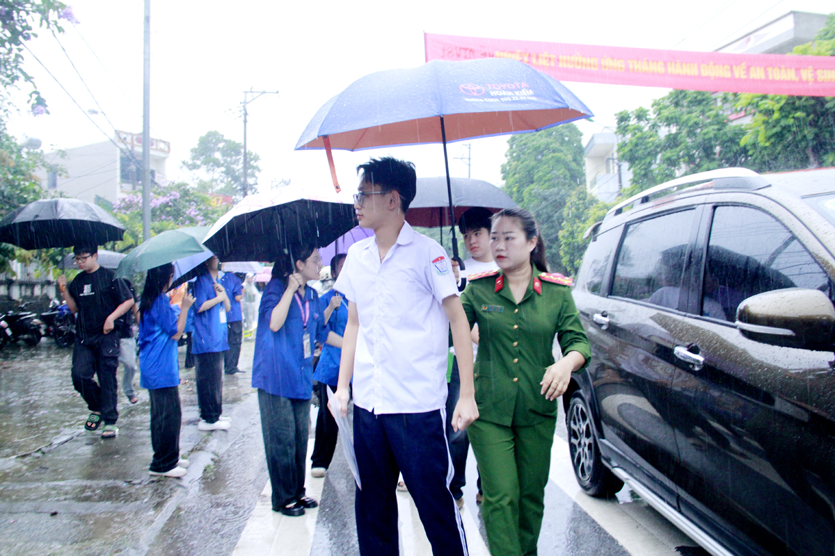Lực lượng công an hỗ trợ thí sinh.