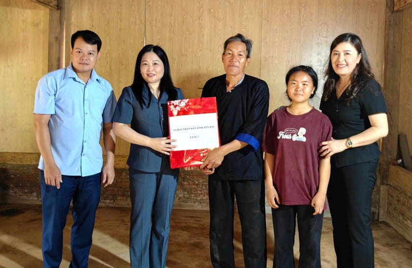 Lãnh đạo UBND tỉnh Yên Bái thăm và tặng quà các hộ nghèo tại xã Lao Chải, huyện Mù Cang Chải hoàn thành xoá nhà tạm, nhà dột nát năm 2025. Ảnh: CTV.