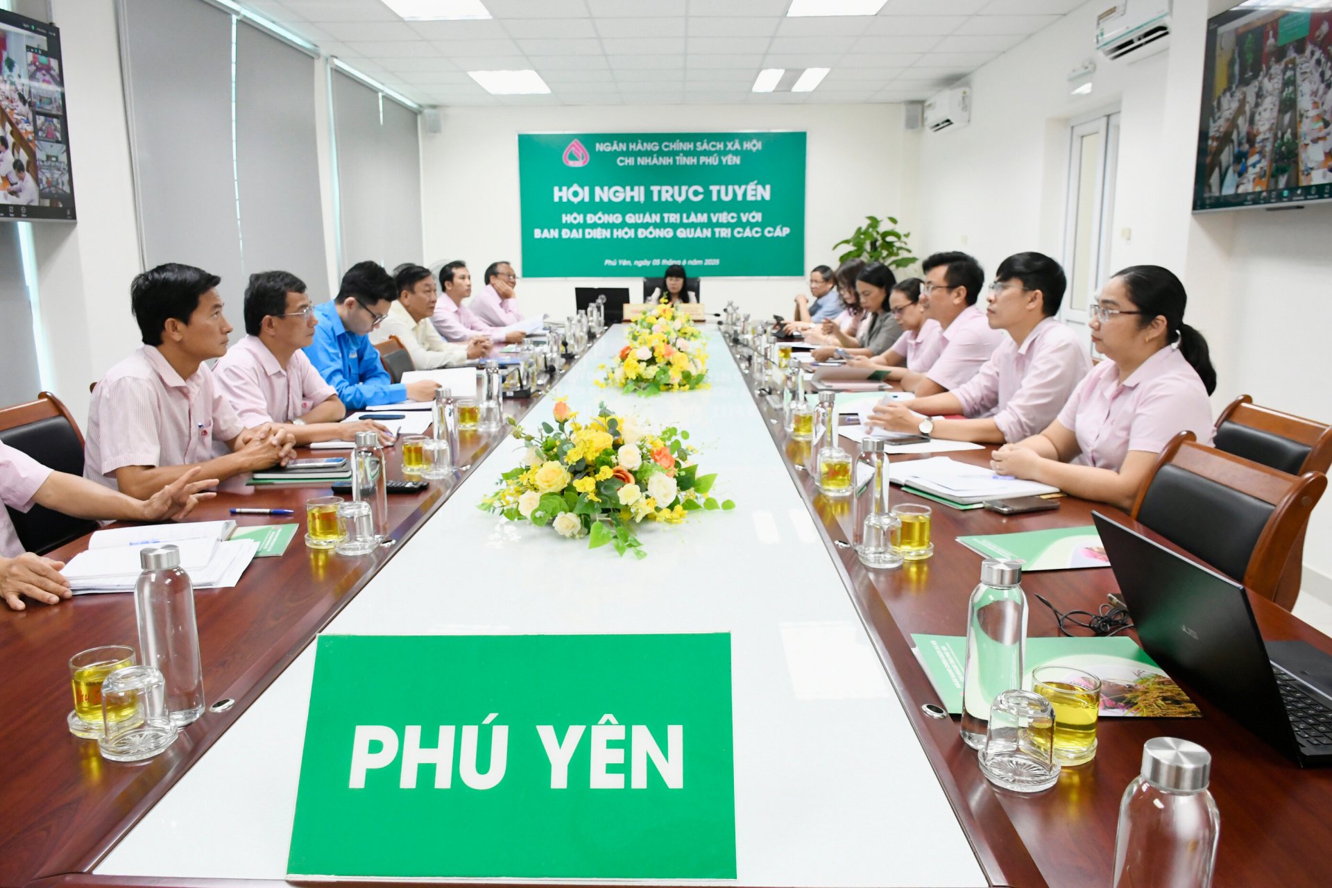 Các đại biểu tham dự hội nghị tại điểm cầu NHCSXH Phú Yên. Ảnh: LÊ HẢO