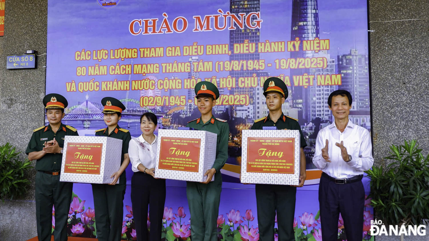 Phó trưởng ban Tuyên giáo và Dân vận Thành ủy Lê Văn Minh (bên phải, ngoài cùng) trao quà trao hoa và quà lưu niệm cho các chiến sĩ.