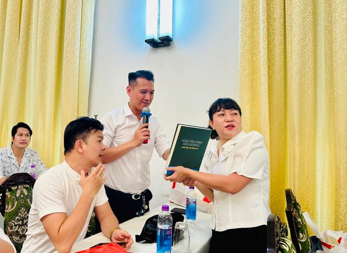 Nghệ sĩ TP HCM xúc động chào đón công trình sách "Đoàn Văn công Giải phóng R- Một dấu ấn lịch sử"- Ảnh 4.