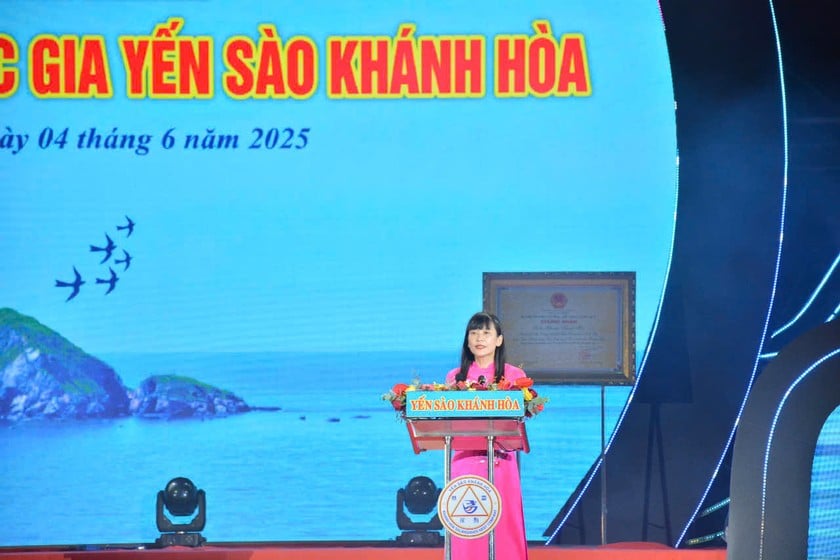 Bà Trịnh Thị Hồng Vân Chủ tịch HĐTV Công ty Yến sào Khánh Hòa phát biểu cảm ơn. Ảnh: Trần Minh Ngọc.