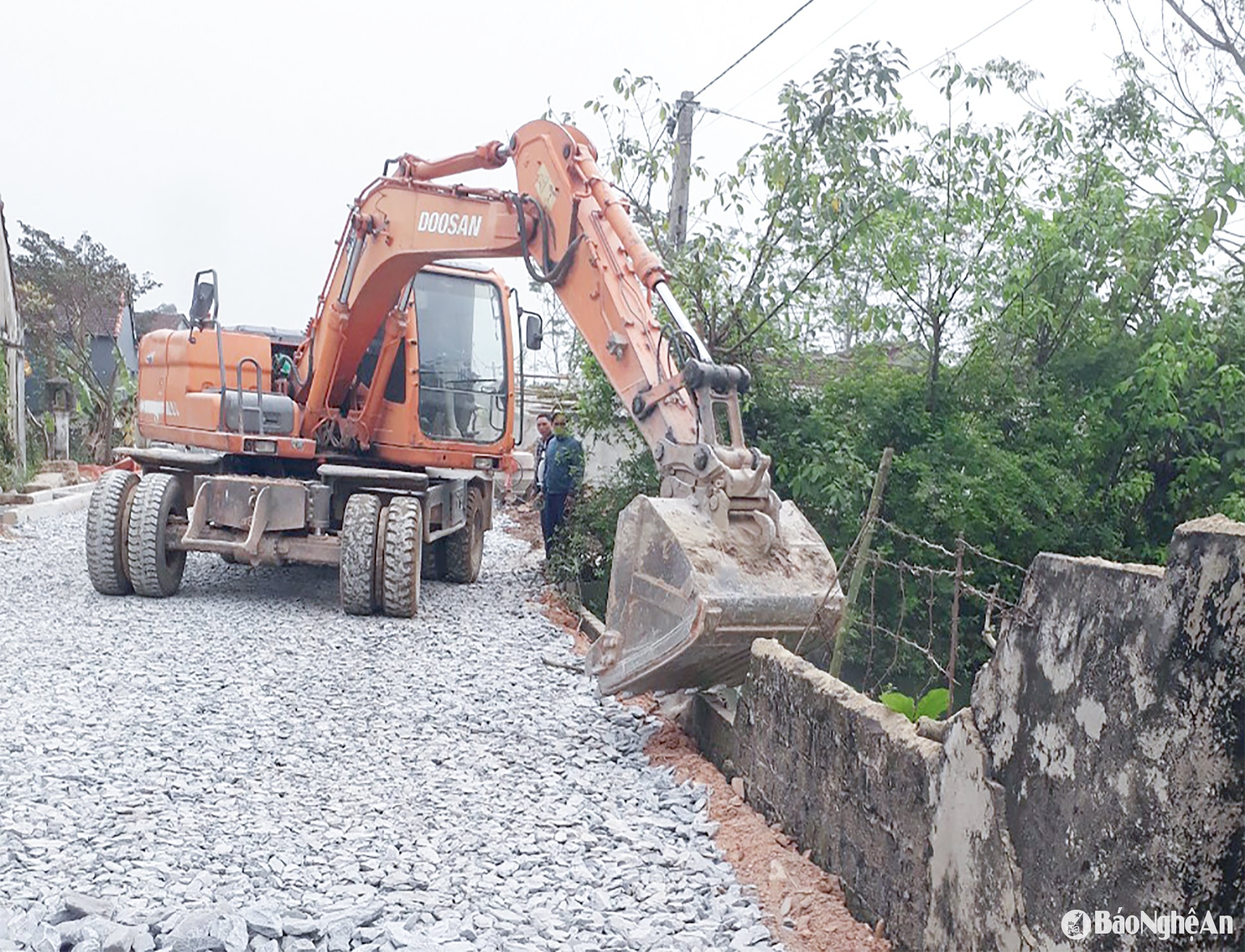 Para construir un nuevo modelo de área rural, la gente de Nam Dan continúa donando tierras y propiedades para expandir y mejorar los caminos rurales.