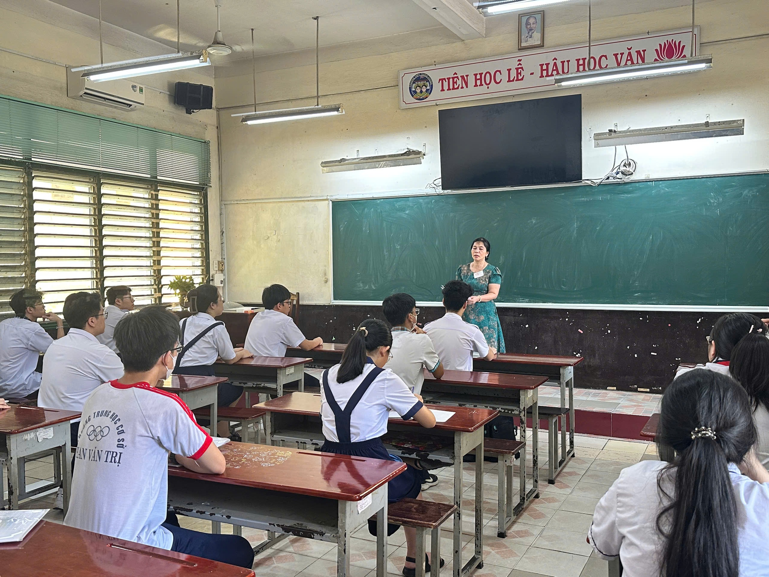 Phụ huynh kéo vali, thuê khách sạn, đưa con đi thi tuyển sinh lớp 10  - Ảnh 8.