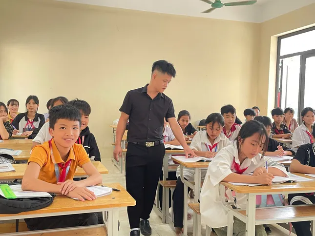 Plus de 3 800 enseignants de Thanh Hoa « poussent un soupir de soulagement » après avoir signé des contrats de 12 mois. Photo 1