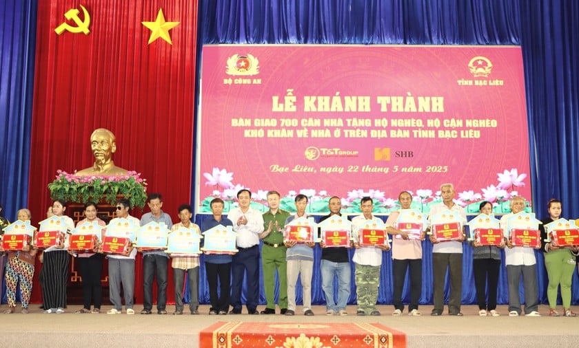 Thứ trưởng Bộ Công an Nguyễn Ngọc Lâm và ông Huỳnh Quốc Việt - Ủy viên dự khuyết TW Đảng, Phó Bí thư Thường trực Tỉnh ủy Bạc Liêu, trao bảng tượng trưng nhà cho các hộ gia đình tại lễ bàn giao.