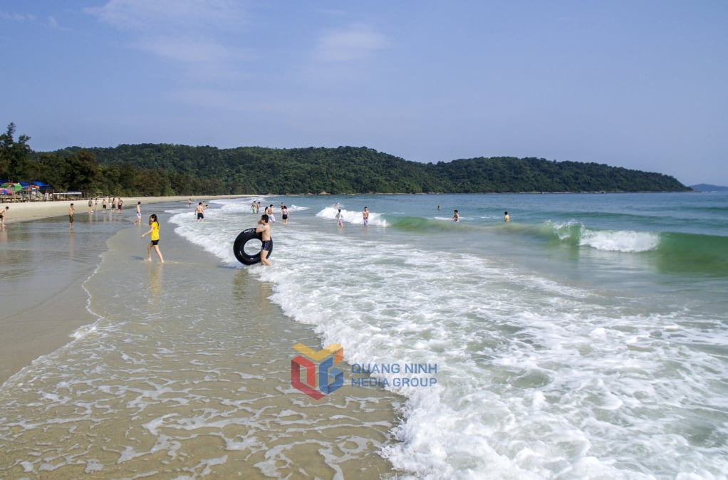 Vẻ đẹp tuyệt vời của bãi tắm Hồng Vàn